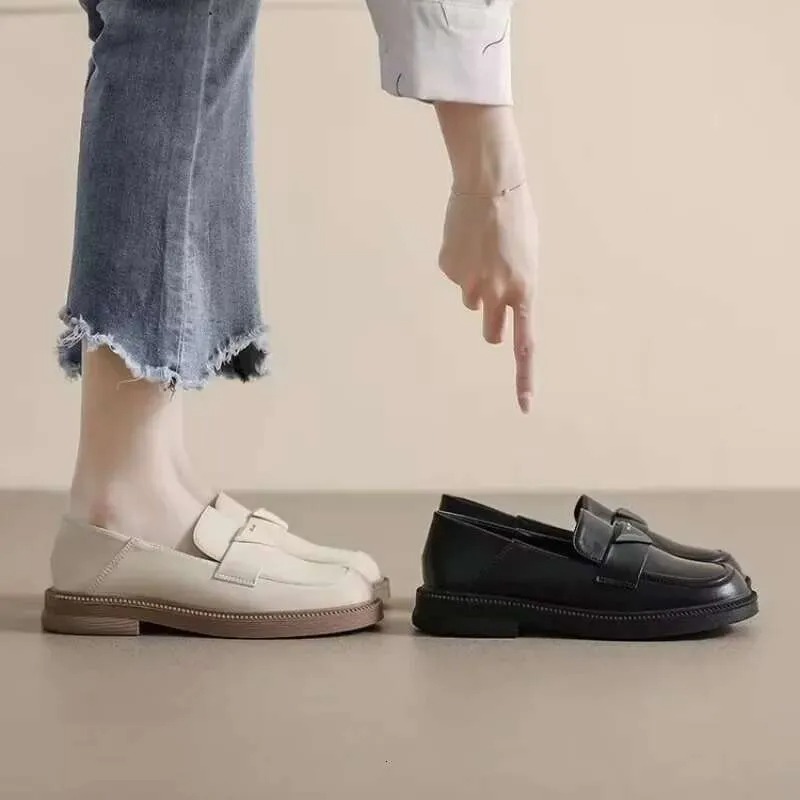 2025 new women's soft sole flat shoes designer black oversized summer new round toe low heel British casual small leather shoes trend casual