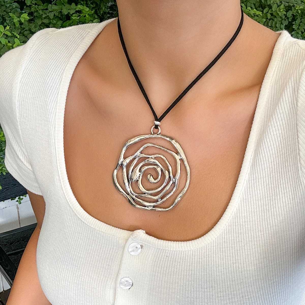 Salircon Punk Hollow Metal Rose Flower Pendant Necklace Trend Korean Velvet Adjustable Rope Chain Choker Womens Vintage Jewelry XJ250524