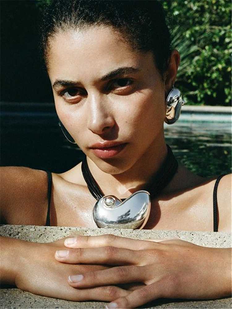 HUANZHI Alloy Conch Pendant Necklace for Women Girls Exaggerated Tren Metal Ocean Style Fashion Accories 2024 New XJ250524