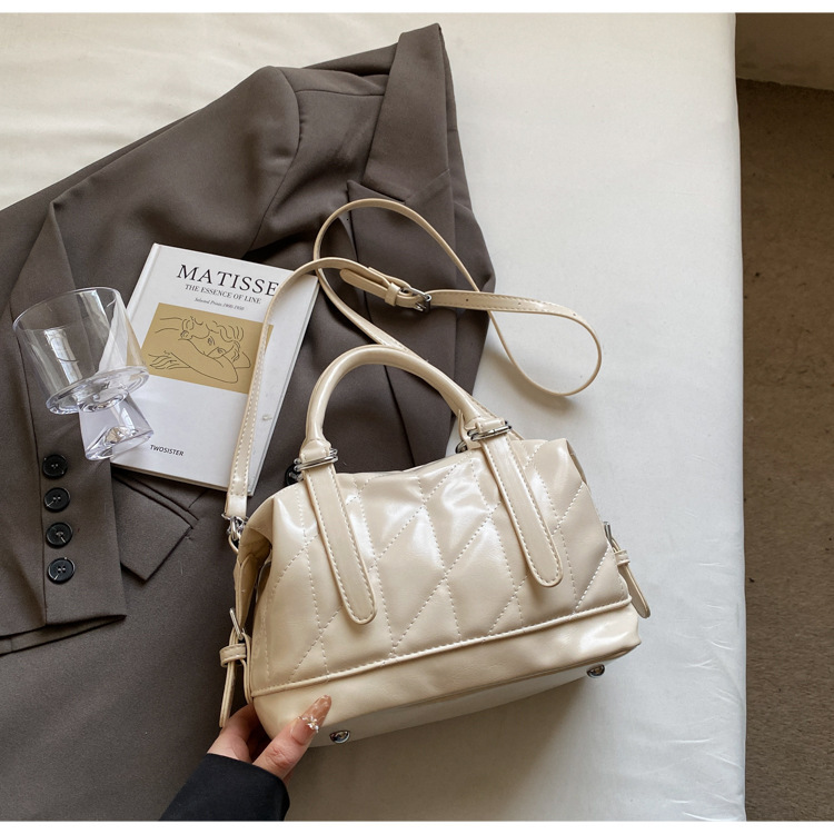 New spring trend and summer simple diamond mesh women's handheld bag, fashionable commuting pillow, multifunctional one-piece bag, designer cross