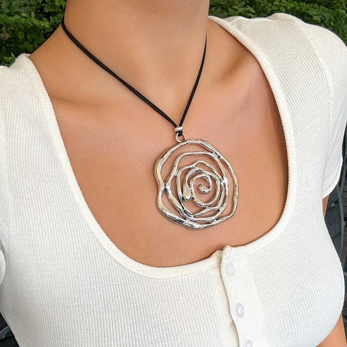 Salircon Punk Hollow Metal Rose Flower Pendant Necklace Trend Korean Velvet Adjustable Rope Chain Choker Womens Vintage Jewelry XJ250524