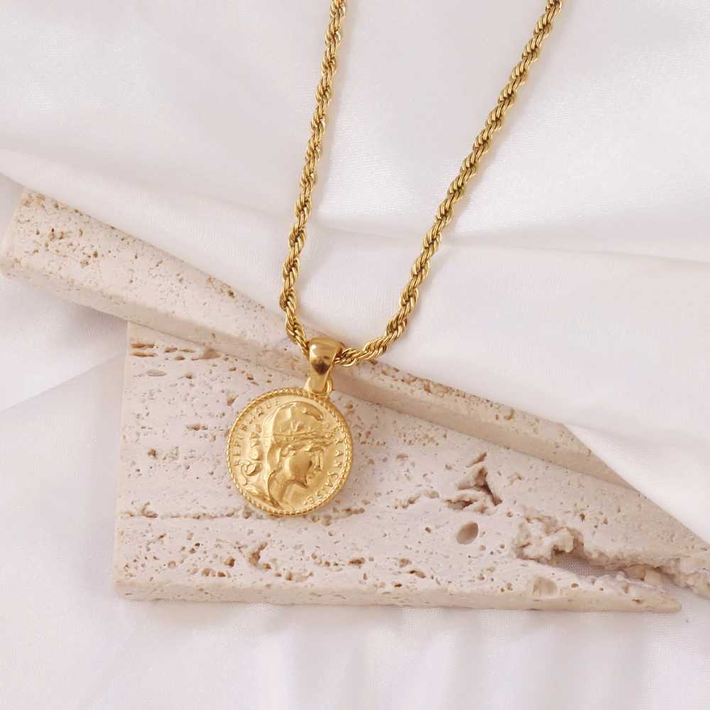 Vintage 316L Stainl Steel Carved Queen Coin Pendant Necklace For Women Men Round Portrait Coin Rope Chain Necklaces JewelryXJ250524