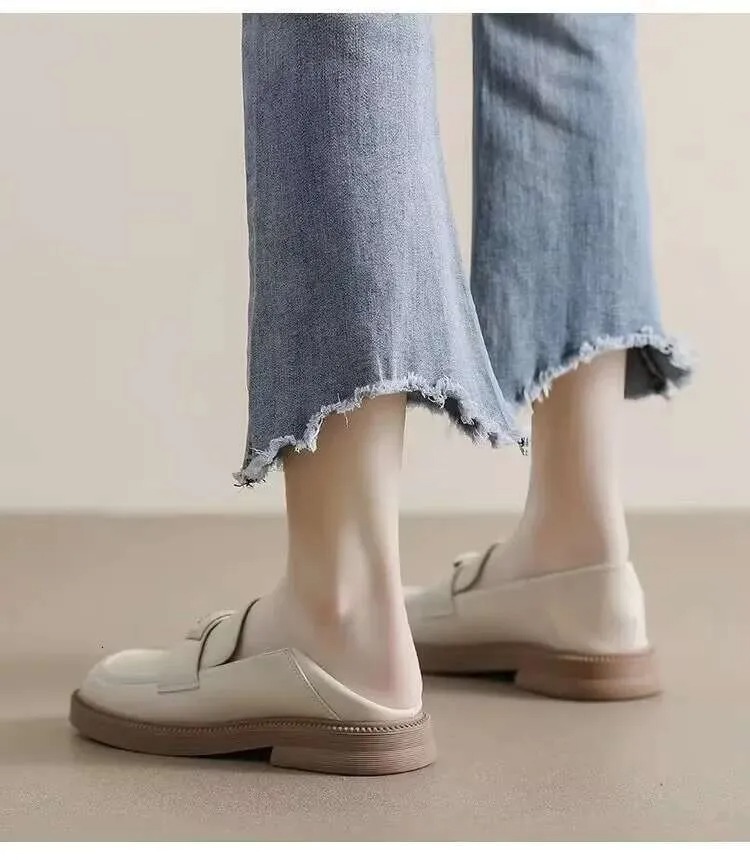 2025 new women's soft sole flat shoes designer black oversized summer new round toe low heel British casual small leather shoes trend casual