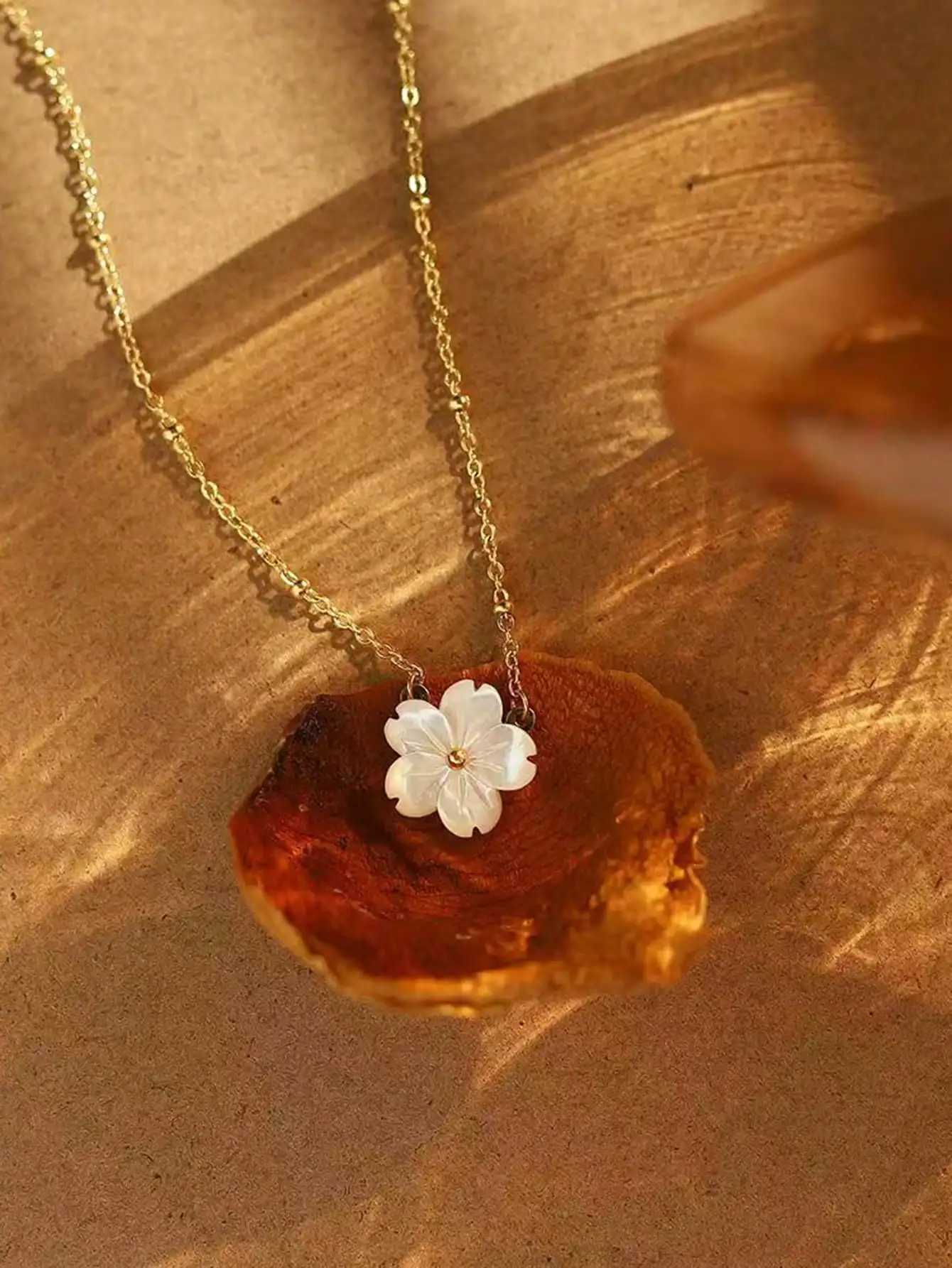 1pc Stainl Steel Romantic White Shell Flower Floral Pendant Necklace French Retro Clavicle Chain Elegant Daily Wear For W XJ250524