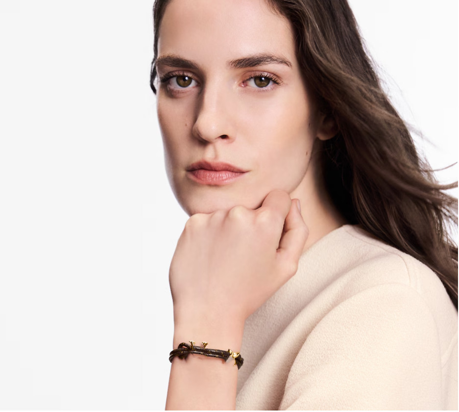 Mens and Womens Letter Design Stainless Steel Brown Leather Bangle for Parties Weddings Daily Wear Z251008