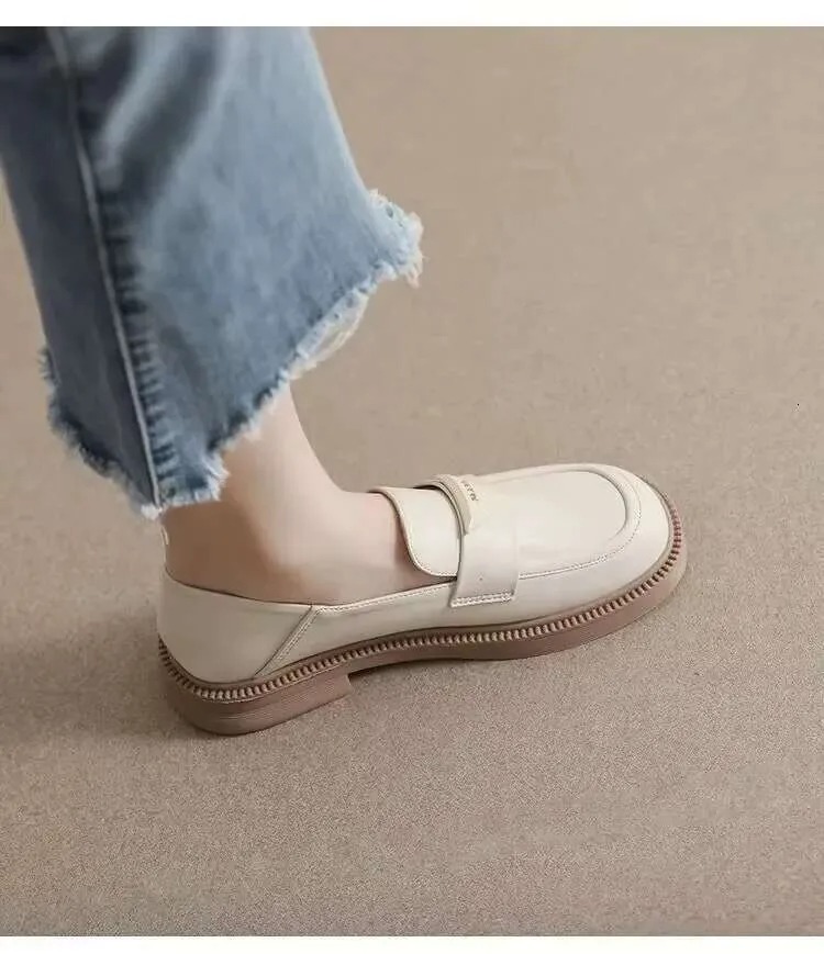 2025 new women's soft sole flat shoes designer black oversized summer new round toe low heel British casual small leather shoes trend casual