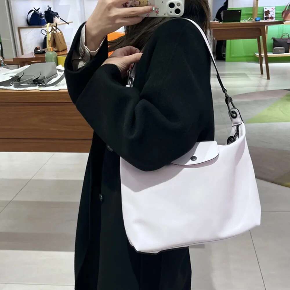 New Large Capacity Underarm 2025 Tote Commuter Crossbody Handheld Women's Bag Fashionable Single Shoulder