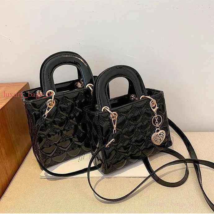 bag Shoulder Bas Red Love Patent Leather Briht Surface Handba Hih-end Desin Sense Weddin Ba Women's Fashion All-matchin Crossbody 2025 Dai Ba saddle