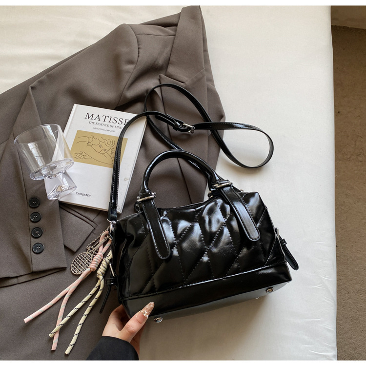 New spring trend and summer simple diamond mesh women's handheld bag, fashionable commuting pillow, multifunctional one-piece bag, designer cross