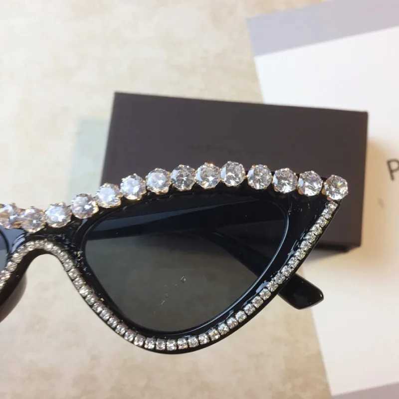 Vintage Luxury Crystal Diamond Cateye Sunglasses Women Brand Designer Black Pink Frame Cat Eye Sun Glasses Bling Eyewear W250524