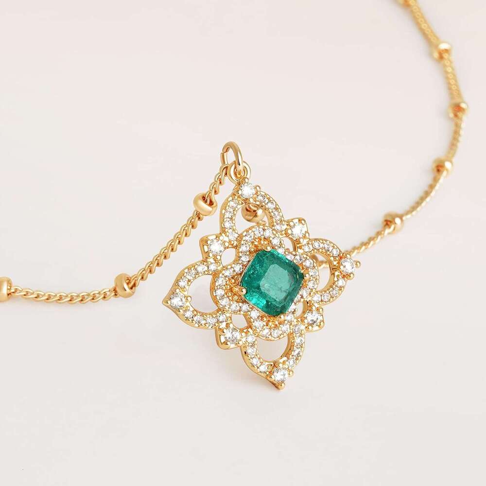 Layered gold women's exquisite 14K gold-plated layered fashionable charm, floral clover pendant necklace, stacked necklace jewelry set suitable f