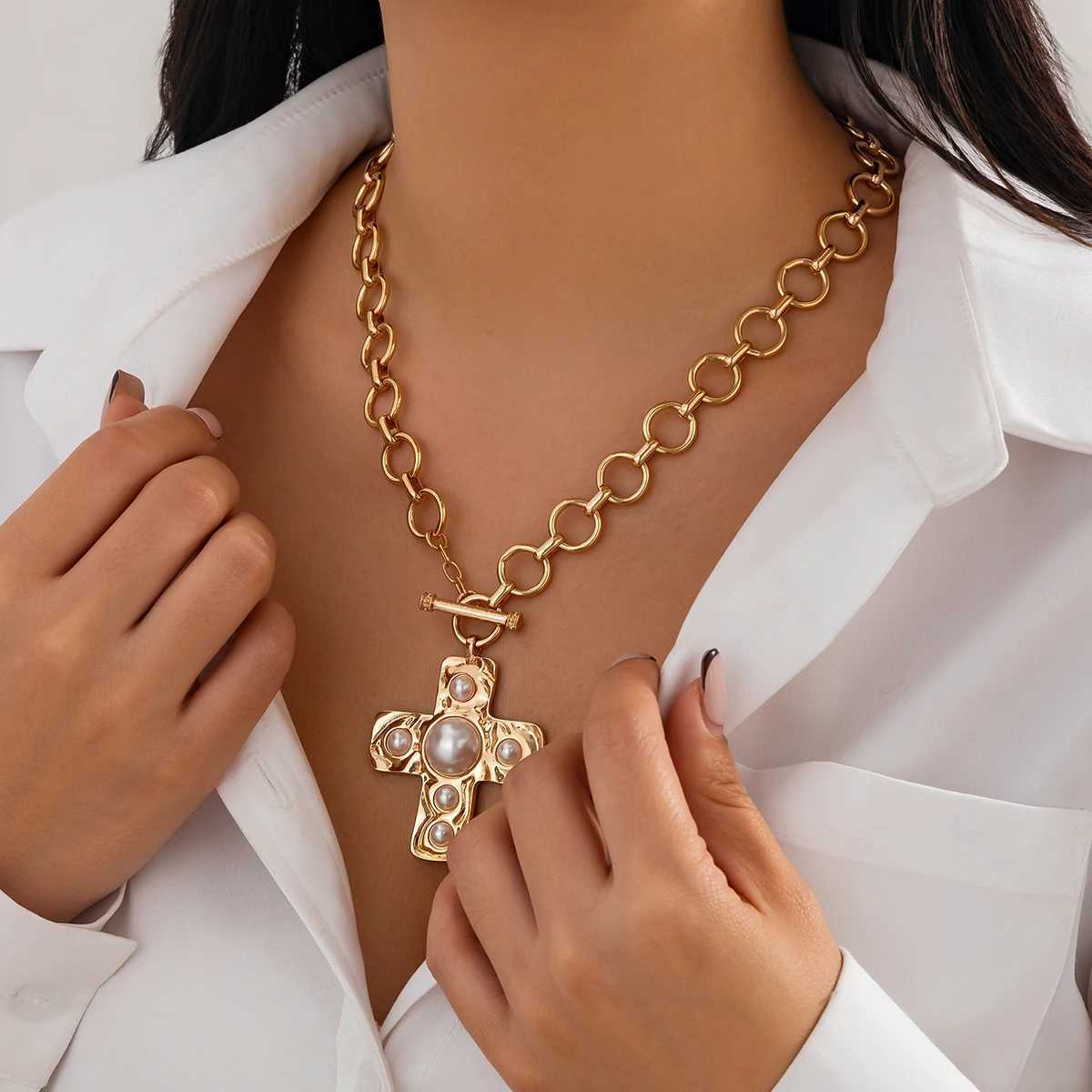 Salircon Creative Design Inlaid Imitation Pearl Cross Pendant Woman Necklace Trending Classic O-Shed Clavicle Chain Jewelry XJ250524