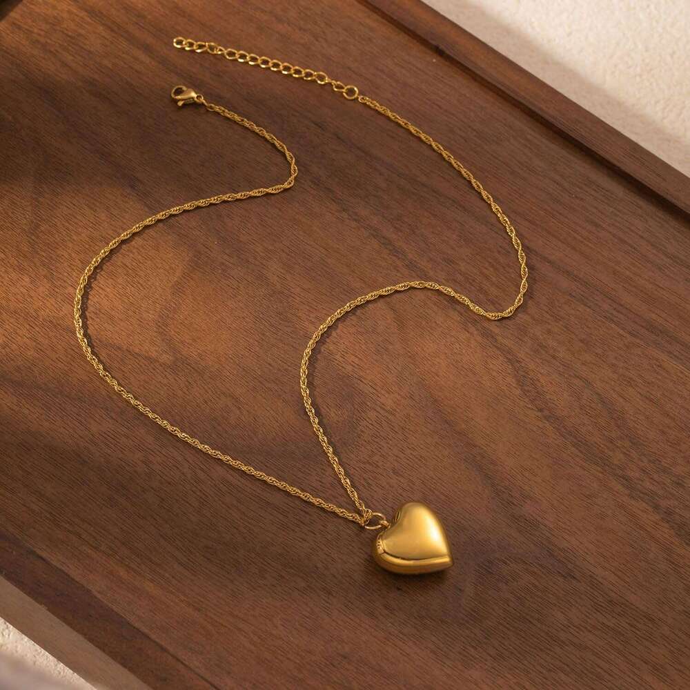 Heart necklace for women, fluffy heart shaped pendant 14K gold-plated simple snake chain gold layered necklace, fashionable jewelry