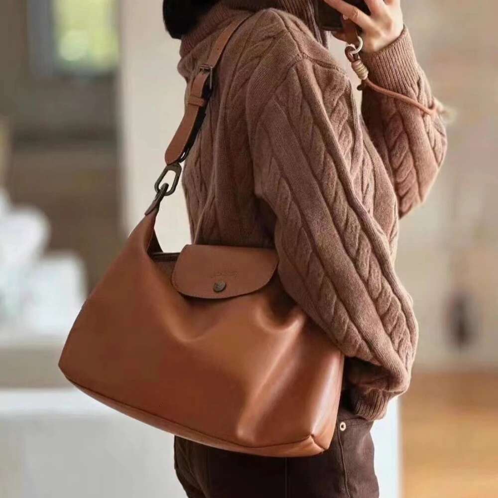 New Large Capacity Underarm 2025 Tote Commuter Crossbody Handheld Women's Bag Fashionable Single Shoulder