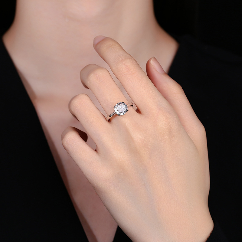 Exquisitely Handcrafted 925 Sterling Silver Jewelery: Chic Ice Crystal Inspired Pendant Featuring Lustrous Polished Finish