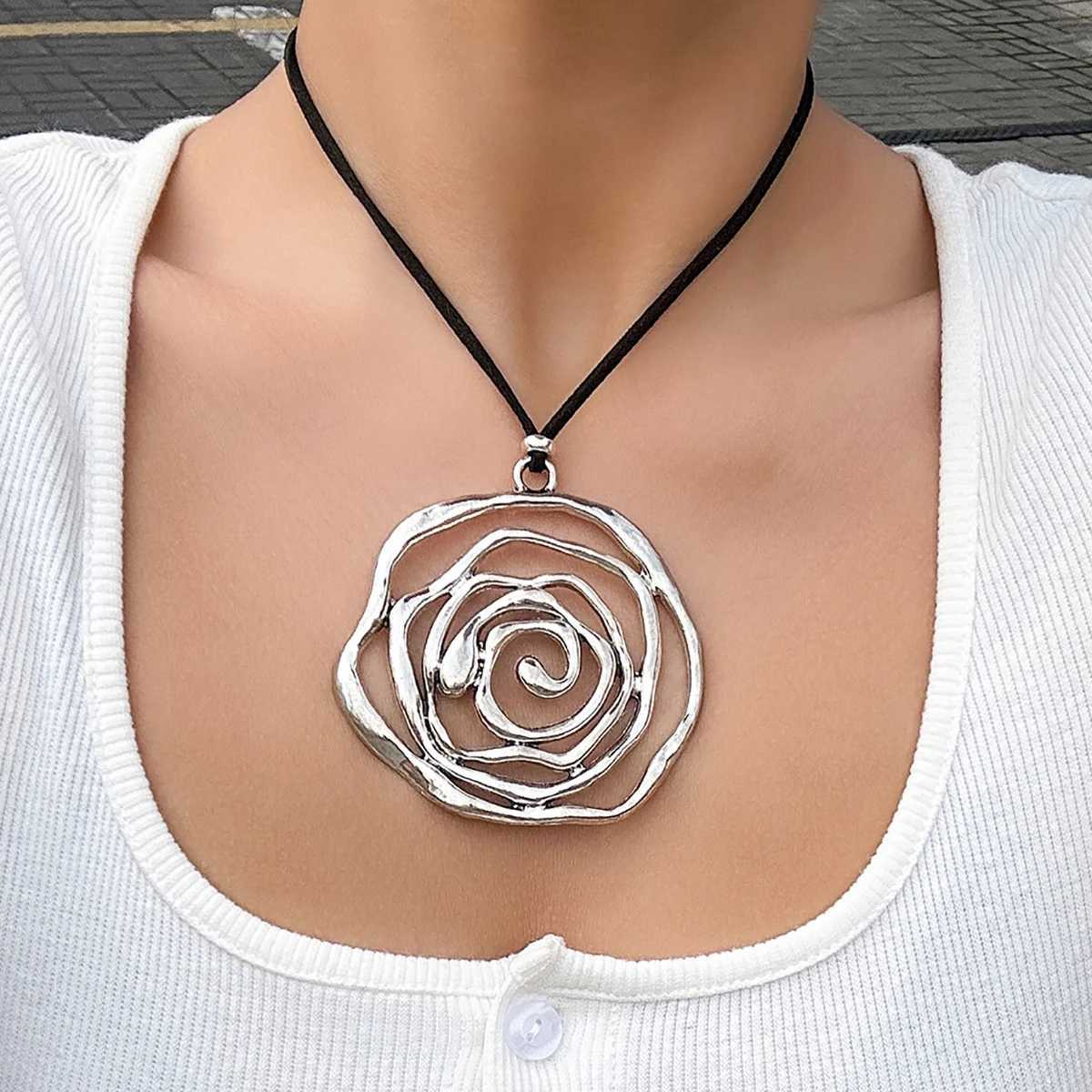 Salircon Punk Hollow Metal Rose Flower Pendant Necklace Trend Korean Velvet Adjustable Rope Chain Choker Womens Vintage Jewelry XJ250524