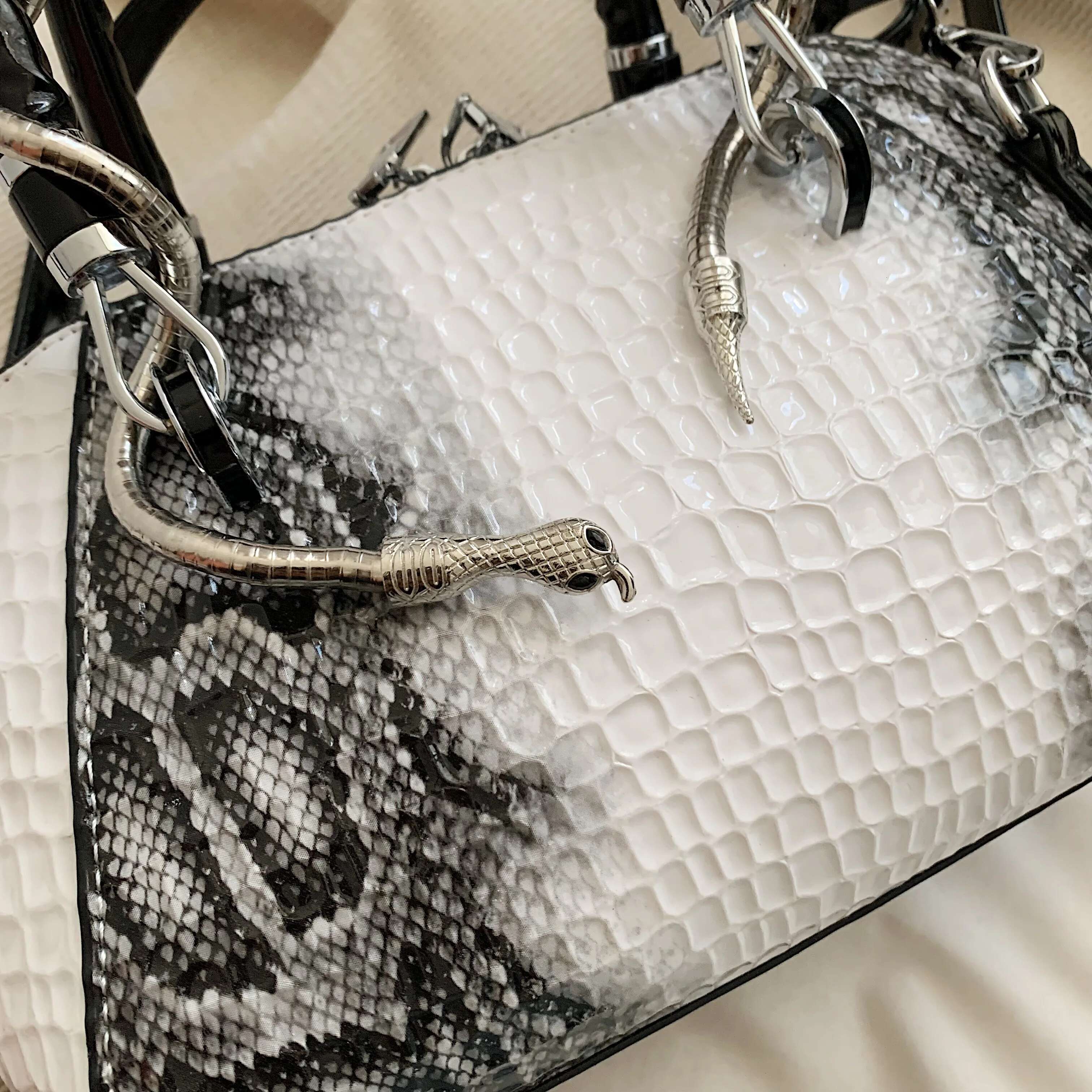 Free Shipping 2025 New Designer Women's Designer Bag Crocodile Pattern Top Handle With Serpentine Shell Bag Wild Shoulder Crossbody Bag Evening D