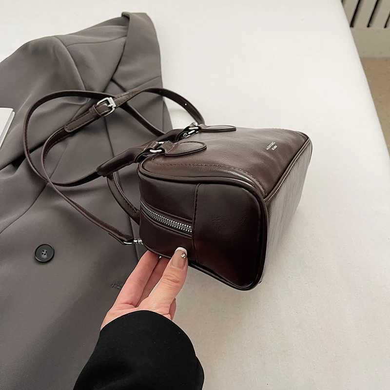 Reliable and casual handbag for women made of oiled leather with a shoulder strap available in various styles. Y250725