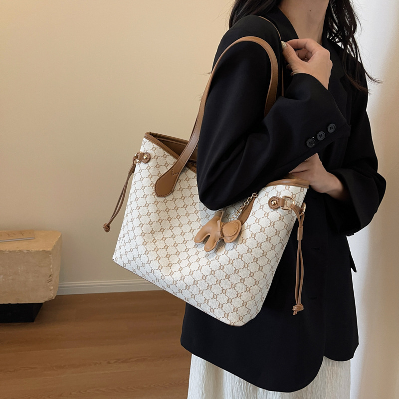 Free shipping 2025 designer shoulder totes bags handbag Fashion Bags printing Underarm tote bag messenger Single shoulder armpit bag