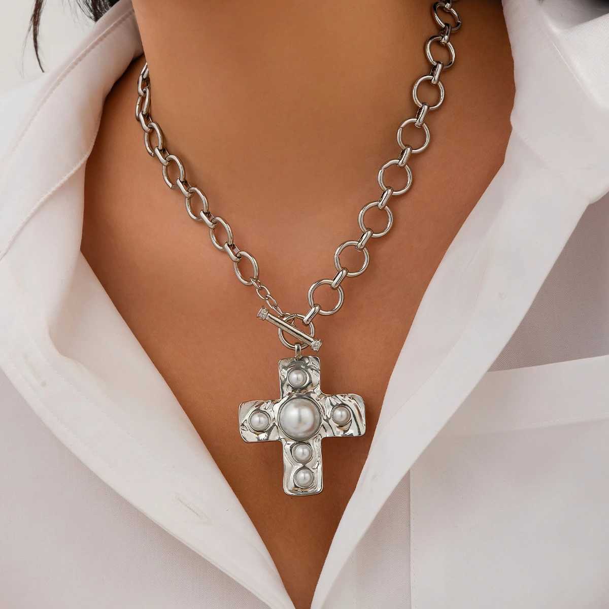 Salircon Creative Design Inlaid Imitation Pearl Cross Pendant Woman Necklace Trending Classic O-Shed Clavicle Chain Jewelry XJ250524