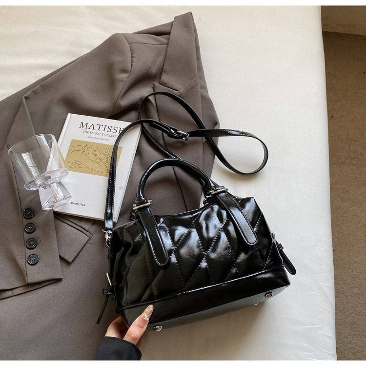 New spring trend and summer simple diamond mesh women's handheld bag, fashionable commuting pillow, multifunctional one-piece bag, designer cross