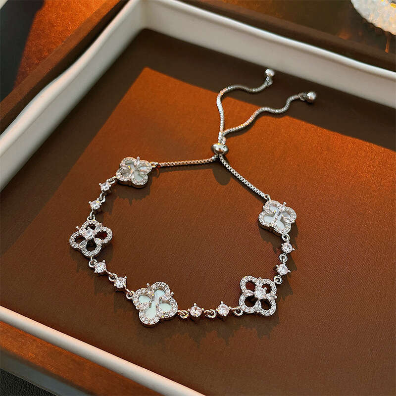 designer bracelet 2025 Lucky Four-Leaf Flower Shell Zircon Pull Bracelet for Women Exquisite Light Socialite Jewelrywith gift box