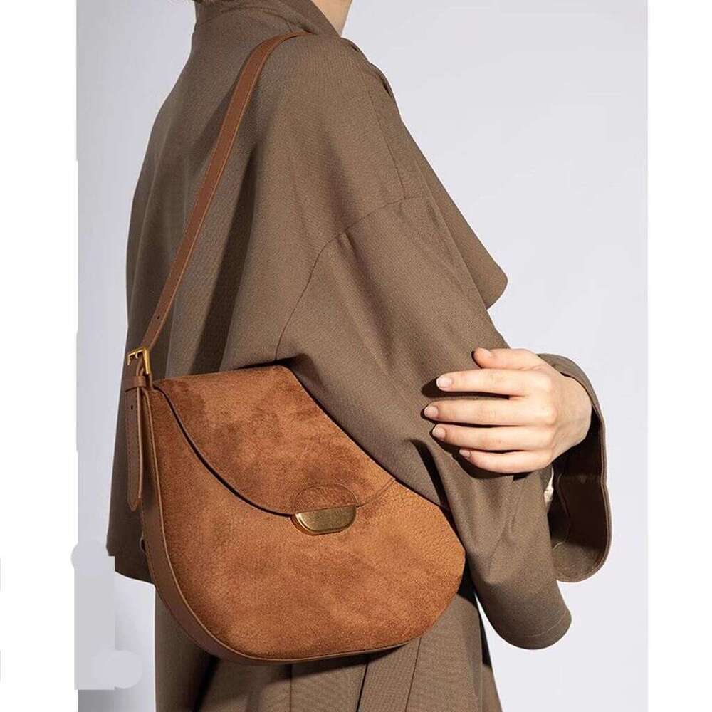 Brown Saddle 2024 Autumn Winter New Elegant High-end Niche Design Single Shoulder Crossbody French Underarm Bag for Women