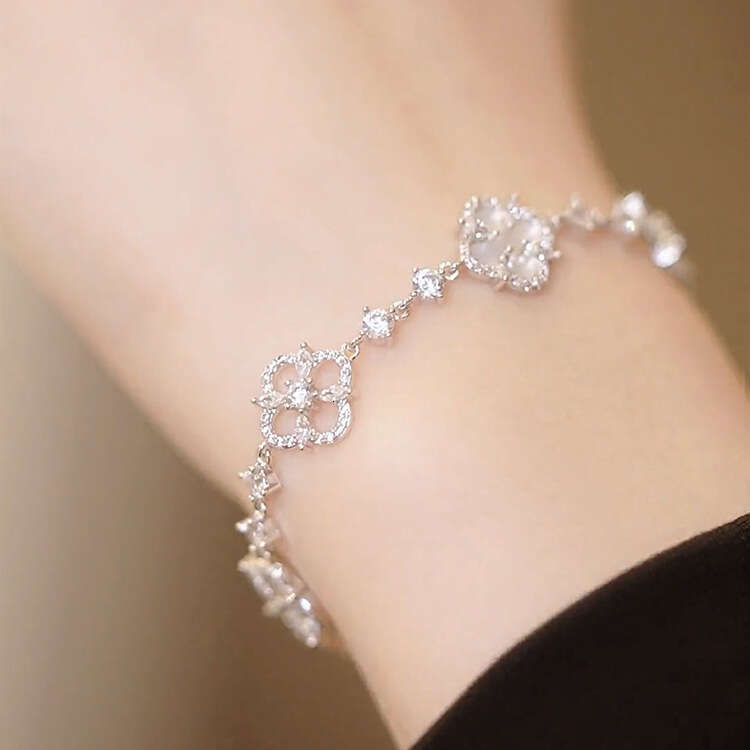 designer bracelet 2025 Lucky Four-Leaf Flower Shell Zircon Pull Bracelet for Women Exquisite Light Socialite Jewelrywith gift box