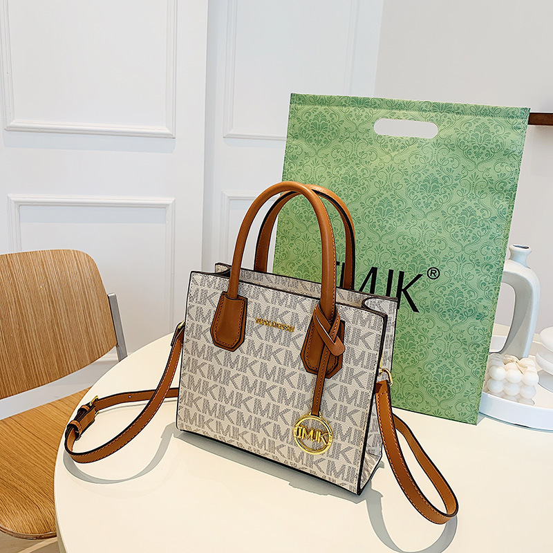 The new fashionable, exquisite and elegant contrasting color tote handbag is a versatile crossbody bag for women