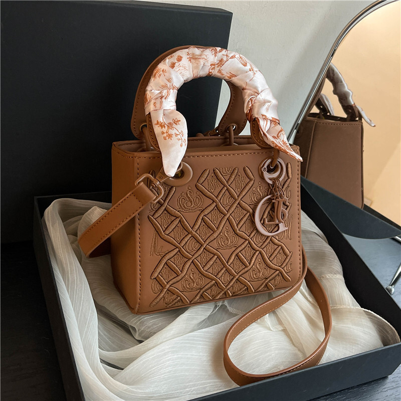 Free Shipping Designer Bag High End Light Luxury For Women 2025 New Crossbody Bag Versatile Fashionable Women's Handbag Heavy Embroidery Daifei H