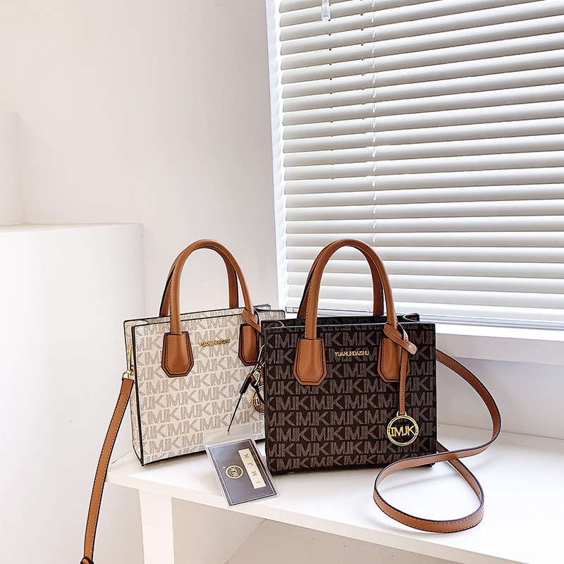 The new fashionable, exquisite and elegant contrasting color tote handbag is a versatile crossbody bag for women