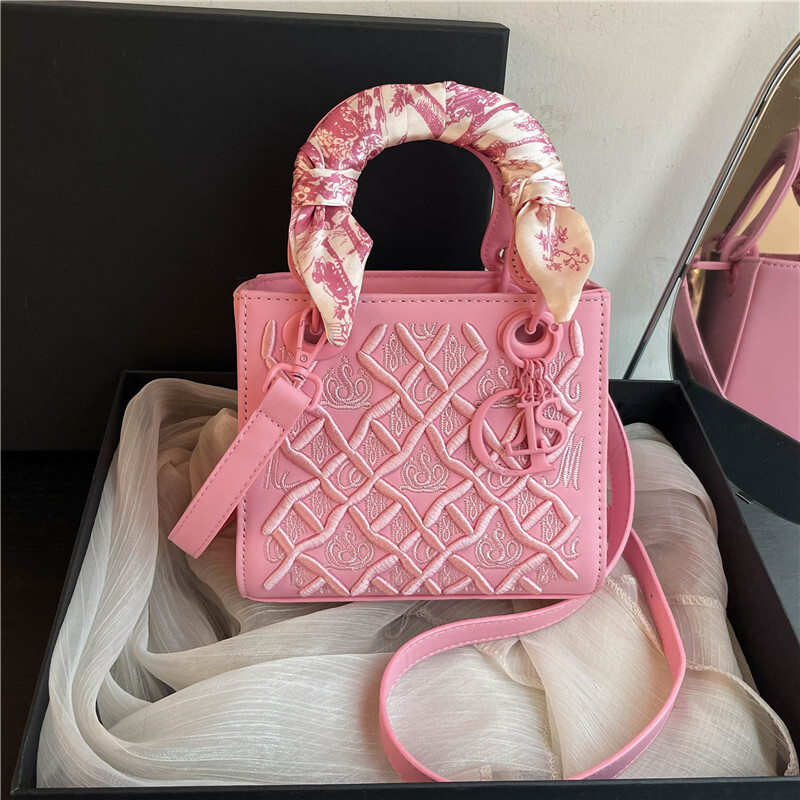 Free Shipping Designer Bag High End Light Luxury For Women 2025 New Crossbody Bag Versatile Fashionable Women's Handbag Heavy Embroidery Daifei H