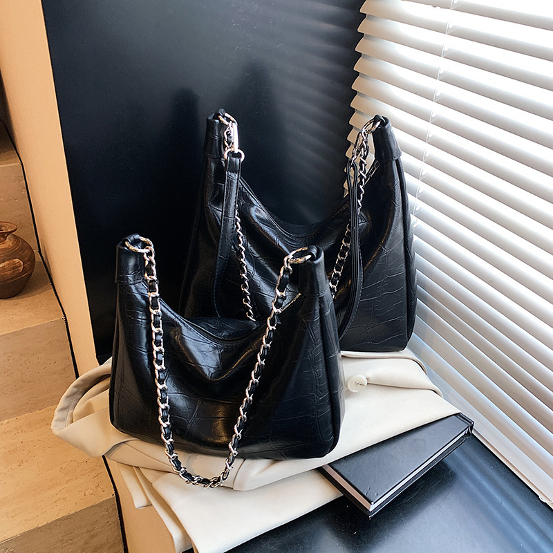 Trendy niche design simple underarm for women 2025 new summer fashion versatile chain casual shoulder crossbody bag