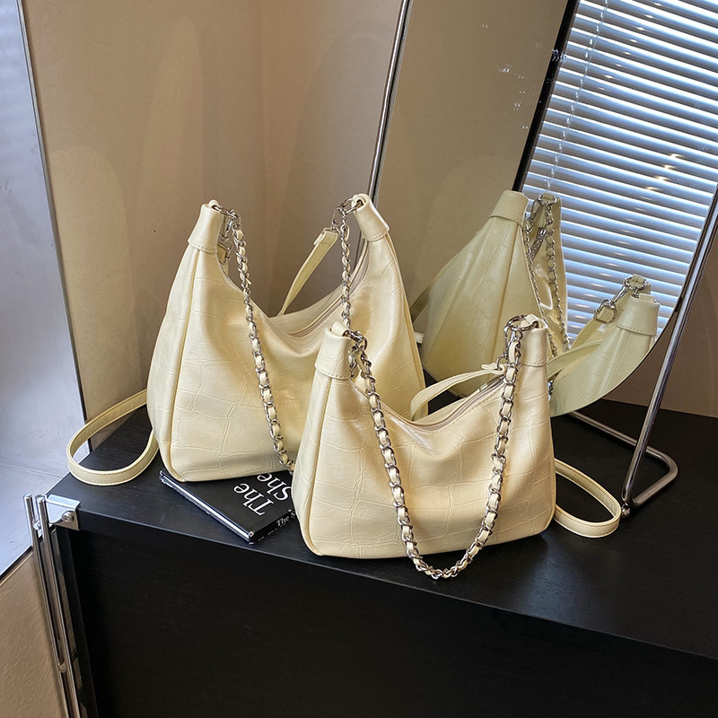 Trendy niche design simple underarm for women 2025 new summer fashion versatile chain casual shoulder crossbody bag