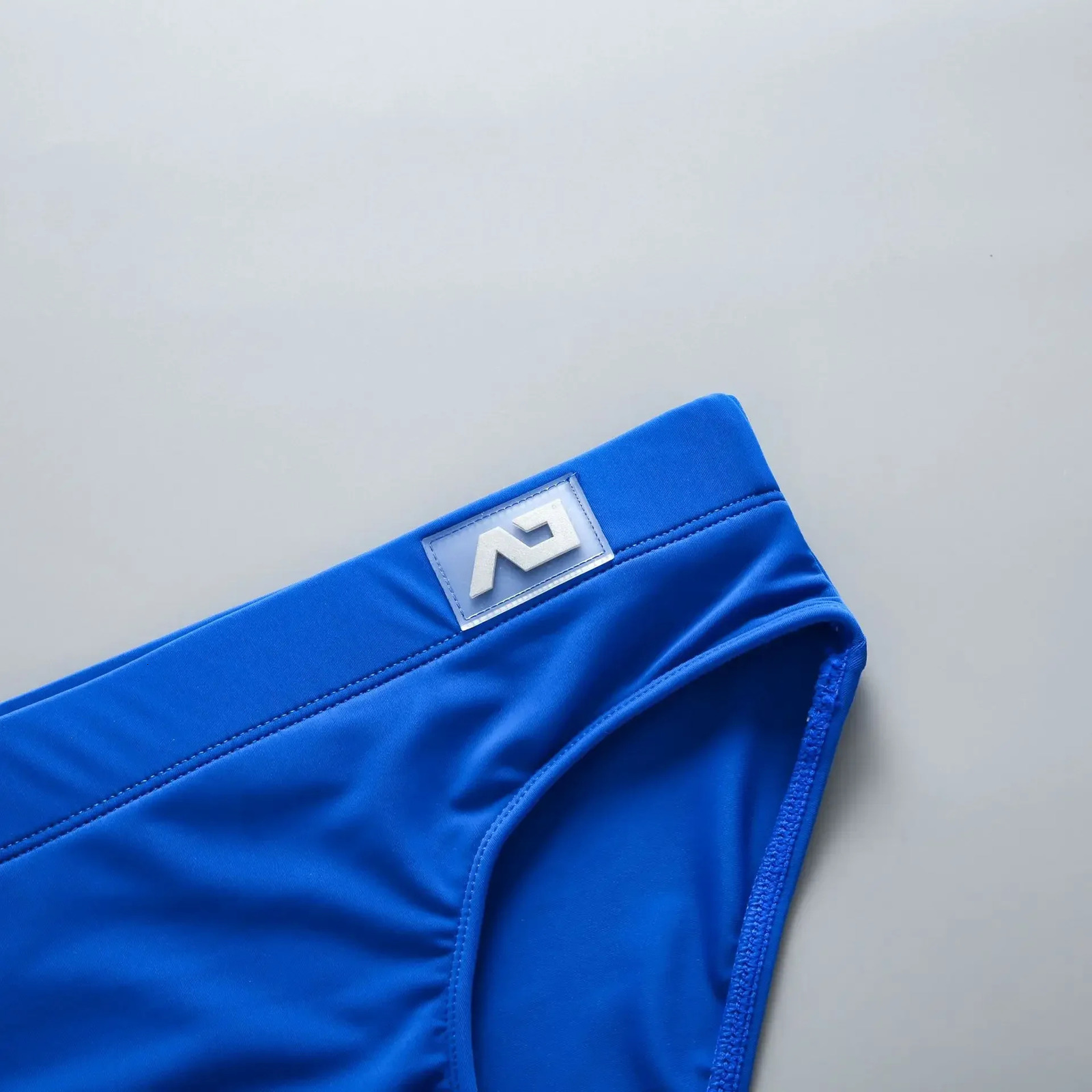Mens swimming trunks with low waist sexy big antiembarrassing quickdrying young mens sports briefs Z260313