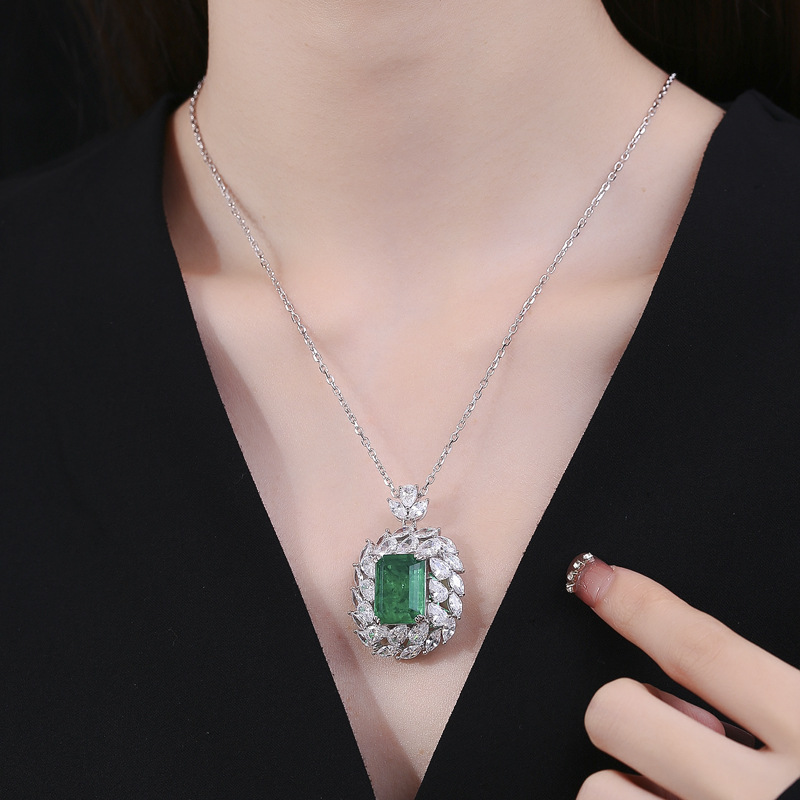 S925 Sterling Silver Vintage-Inspired Green Gemstone Necklace, Elegant Faux Emerald Pendant, Luxury Design for Women, Perfect for Parties and Special 
