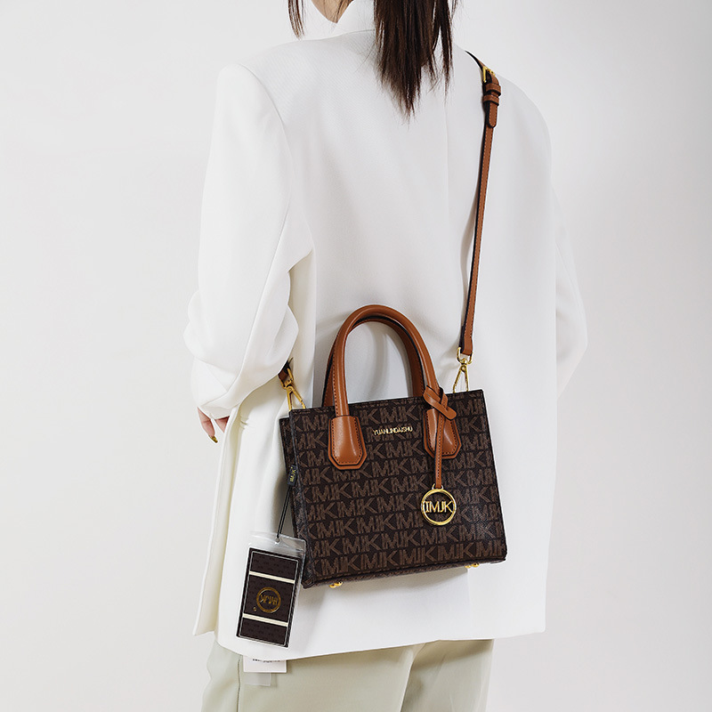 The new fashionable, exquisite and elegant contrasting color tote handbag is a versatile crossbody bag for women