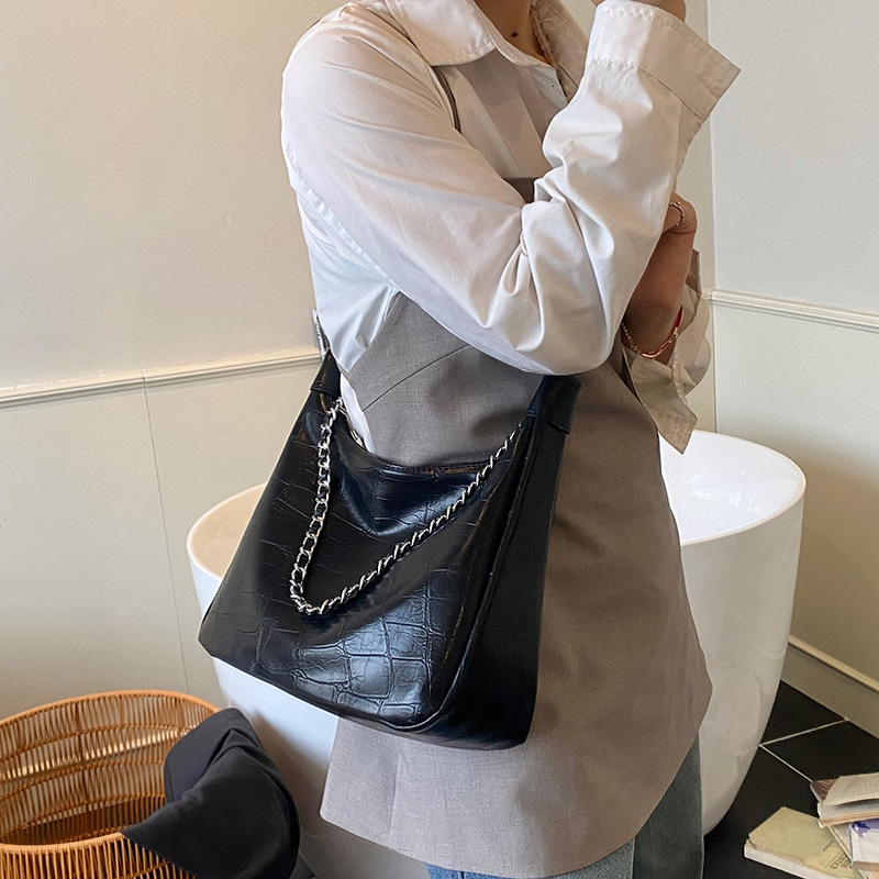 Trendy niche design simple underarm for women 2025 new summer fashion versatile chain casual shoulder crossbody bag