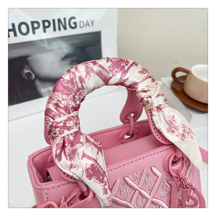 Free Shipping Designer Bag High End Light Luxury For Women 2025 New Crossbody Bag Versatile Fashionable Women's Handbag Heavy Embroidery Daifei H