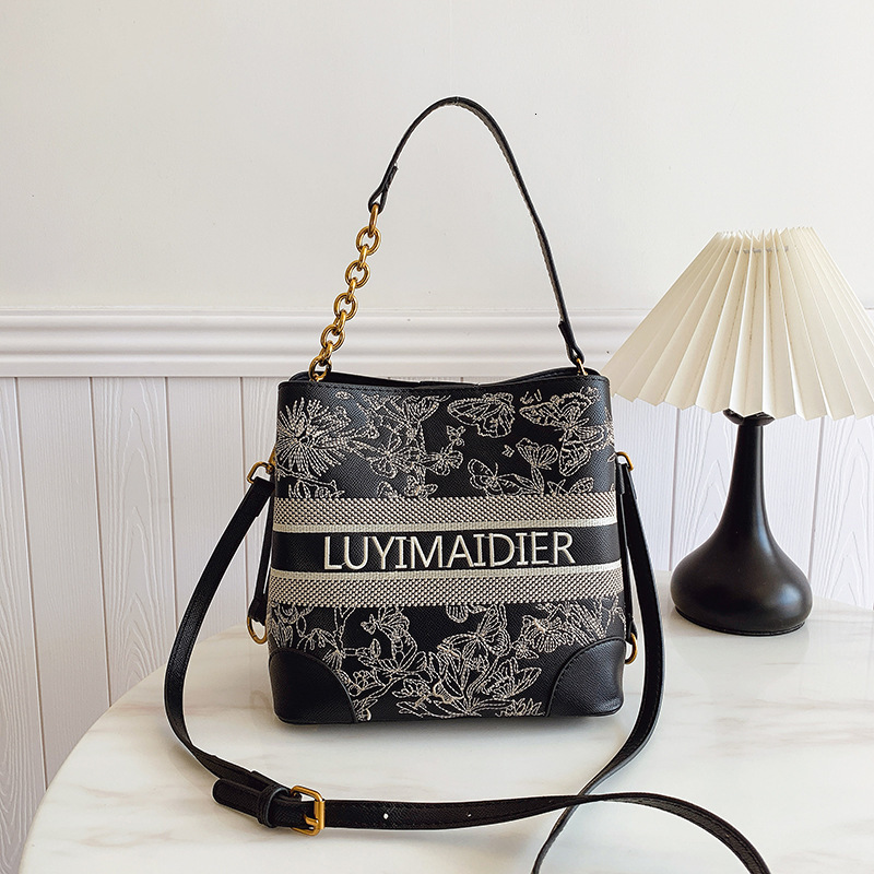 Free Shipping Designer Bag Bucket Bag New Fashionable Embroidered Shoulder Bag Light Luxury Bag Womens Large Capacity Commuting Womens Crossbody Bag