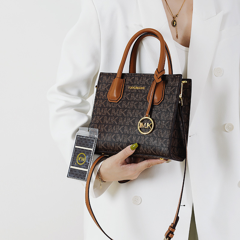 The new fashionable, exquisite and elegant contrasting color tote handbag is a versatile crossbody bag for women