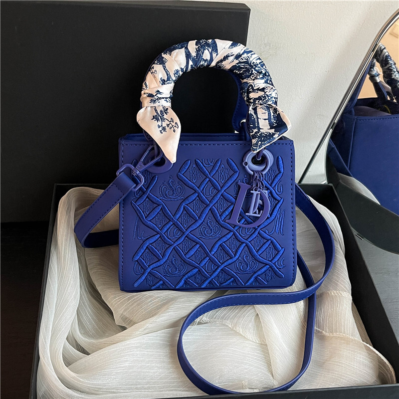 Free Shipping Designer Bag High End Light Luxury For Women 2025 New Crossbody Bag Versatile Fashionable Women's Handbag Heavy Embroidery Daifei H