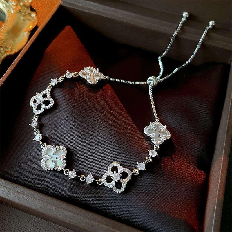 designer bracelet 2025 Lucky Four-Leaf Flower Shell Zircon Pull Bracelet for Women Exquisite Light Socialite Jewelrywith gift box