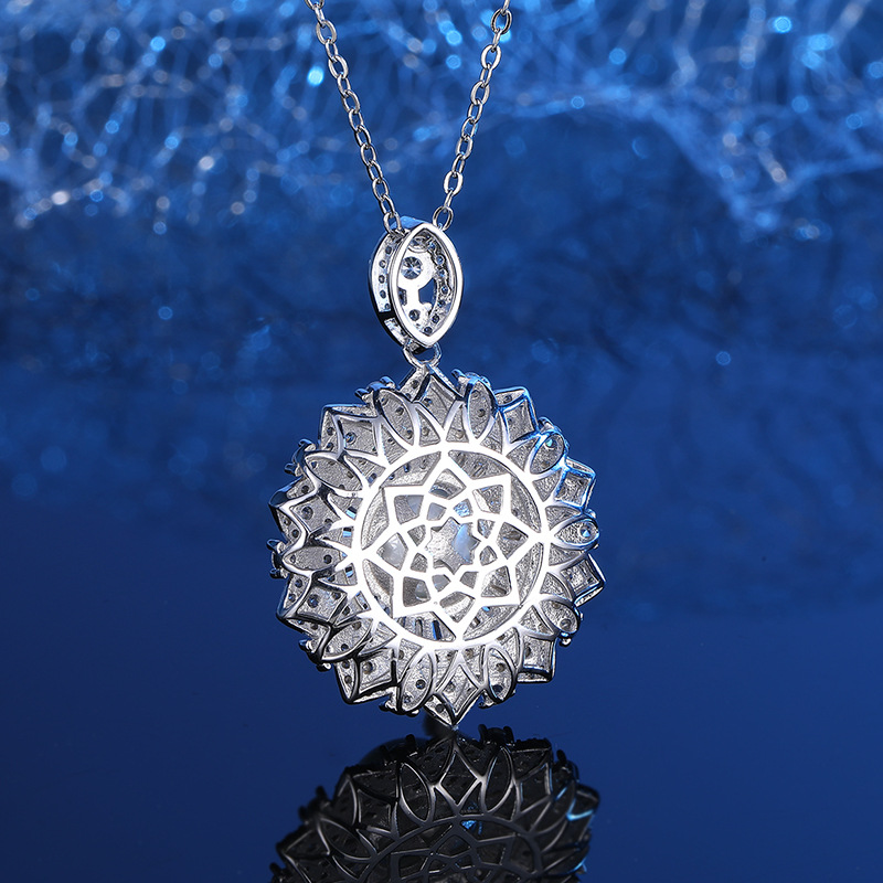 High-Quality S925 Sterling Silver Elegance: A Beautifully Crafted Neckpiece Adorned by Precious Stones