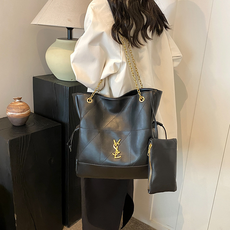 New motorcycle retro fashionable underarm bag, high-end trendy handbag, and shoulder bag for women