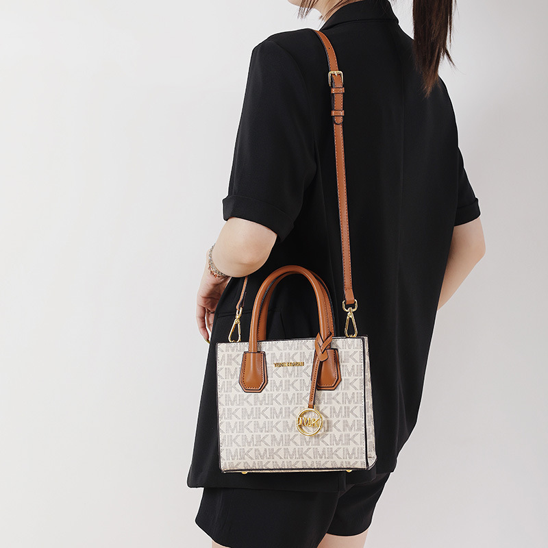 The new fashionable, exquisite and elegant contrasting color tote handbag is a versatile crossbody bag for women