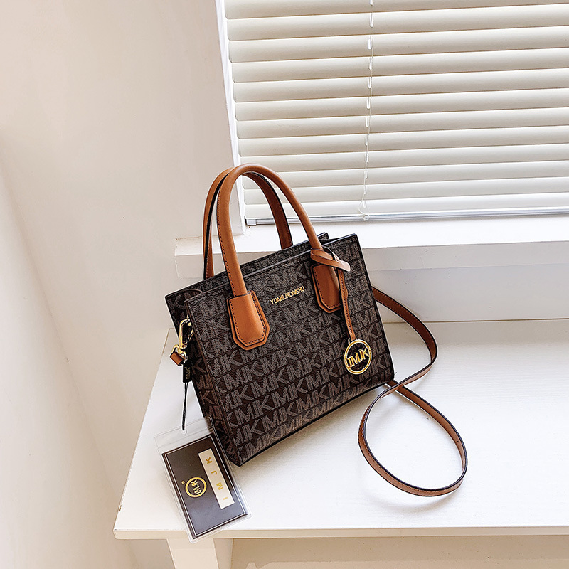 The new fashionable, exquisite and elegant contrasting color tote handbag is a versatile crossbody bag for women