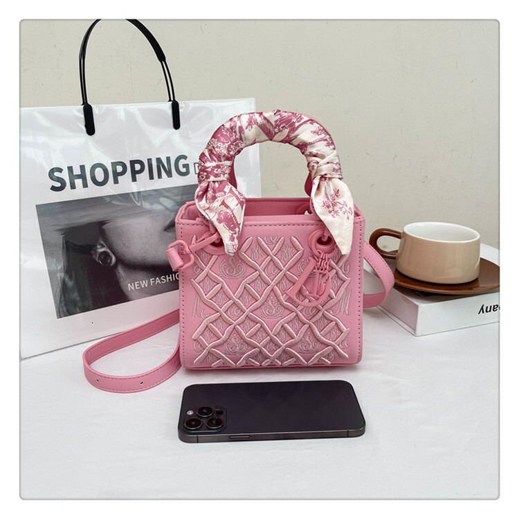 Free Shipping Designer Bag High End Light Luxury For Women 2025 New Crossbody Bag Versatile Fashionable Women's Handbag Heavy Embroidery Daifei H