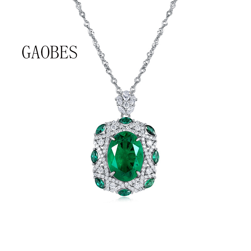 Retro-Chic Designer S925 Jewelry: Stunning Green Emeralda Gemstone Pendants Suspended from Luxurious Chain