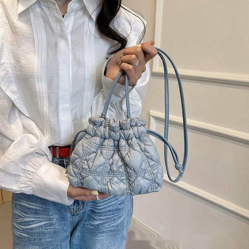 Designer Bag 2025 New Outdoor Style Luxury Free Delivery Diamond Grid Drawstring Mouth Pleated Water Bucket Nylon Cloud Single Shoulder Lightweight Du